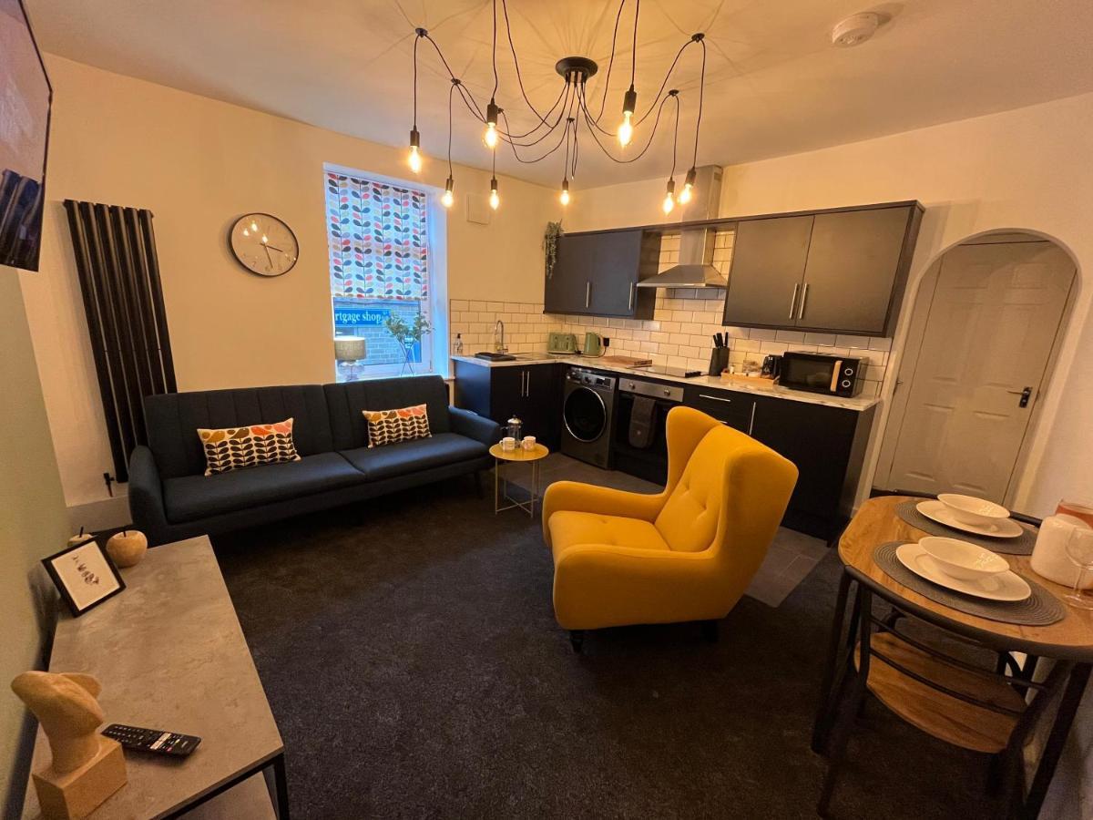 Modern & Retro Two Bedroom Apartment In Barnsley Exterior photo